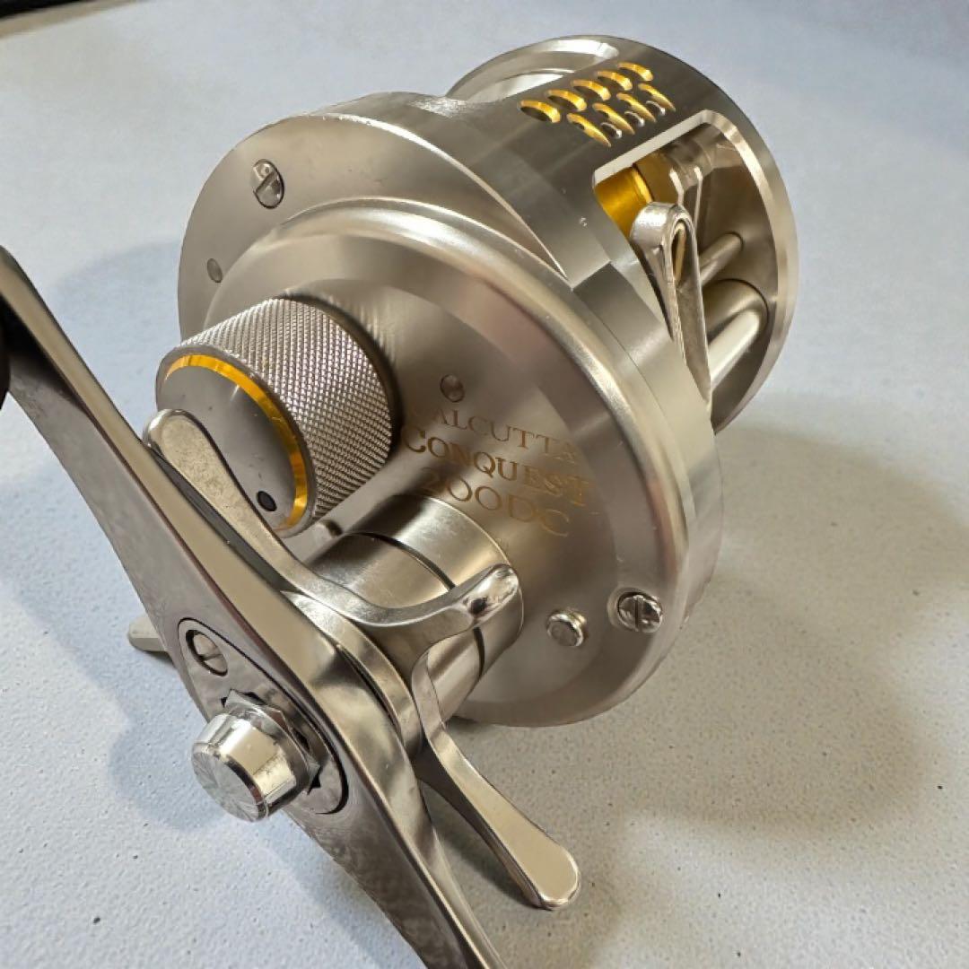 【美品】シマノ カルカッタコンクエスト200DC リール 専用ケース付き