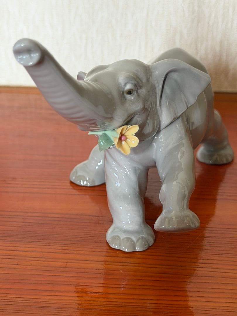 リヤドロ　象　専用の箱付き　フィギュリン　仔象