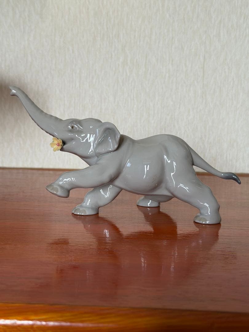 リヤドロ　象　専用の箱付き　フィギュリン　仔象