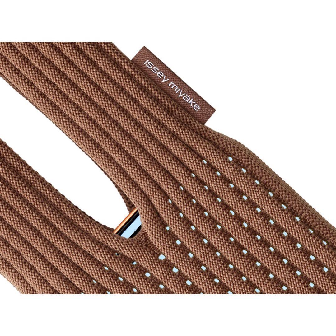 iPhone Pocket by ISSEY MIYAKE ロング シナモン