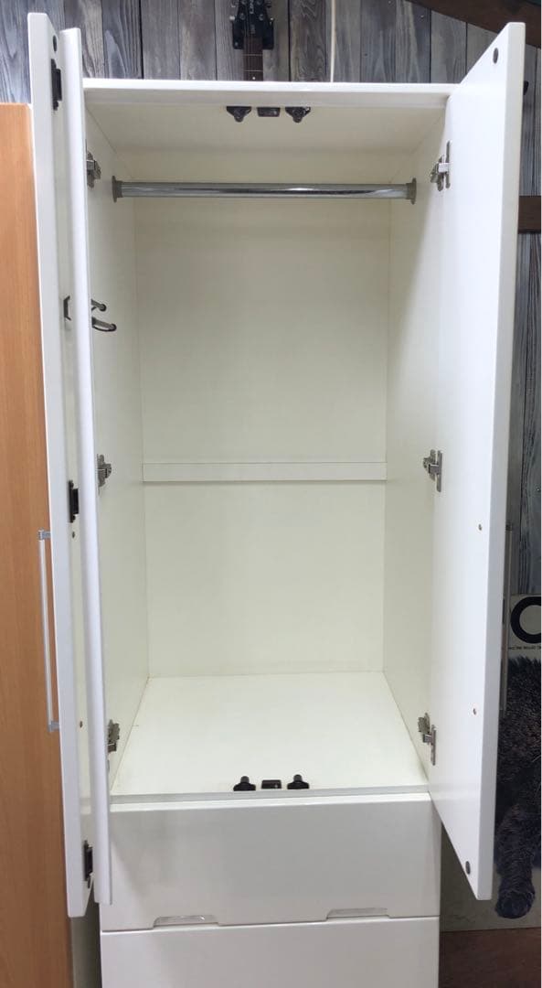 ツヤのある白色がかわいい✨　ワードローブ