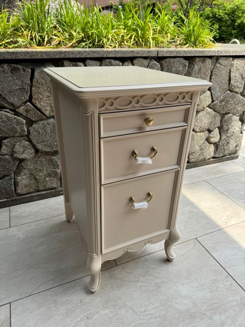 【ほぼ新品未使用！フルール サイドチェスト】　猫脚　淡いアイボリー