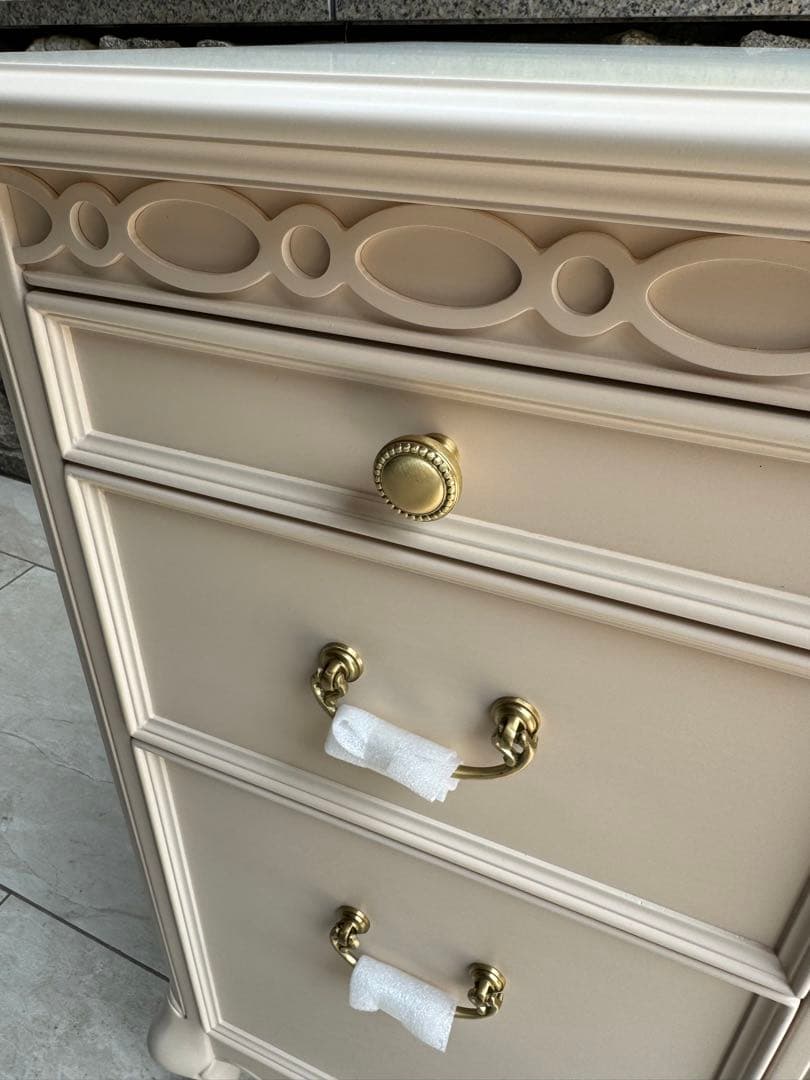 【ほぼ新品未使用！フルール サイドチェスト】　猫脚　淡いアイボリー