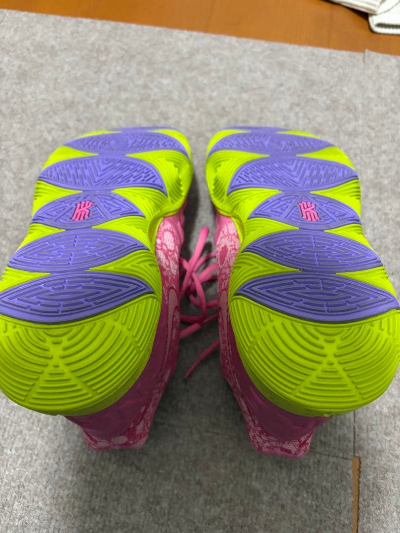 ナイキ カイリー 5 \"パトリック スター\" ロータス ピンク