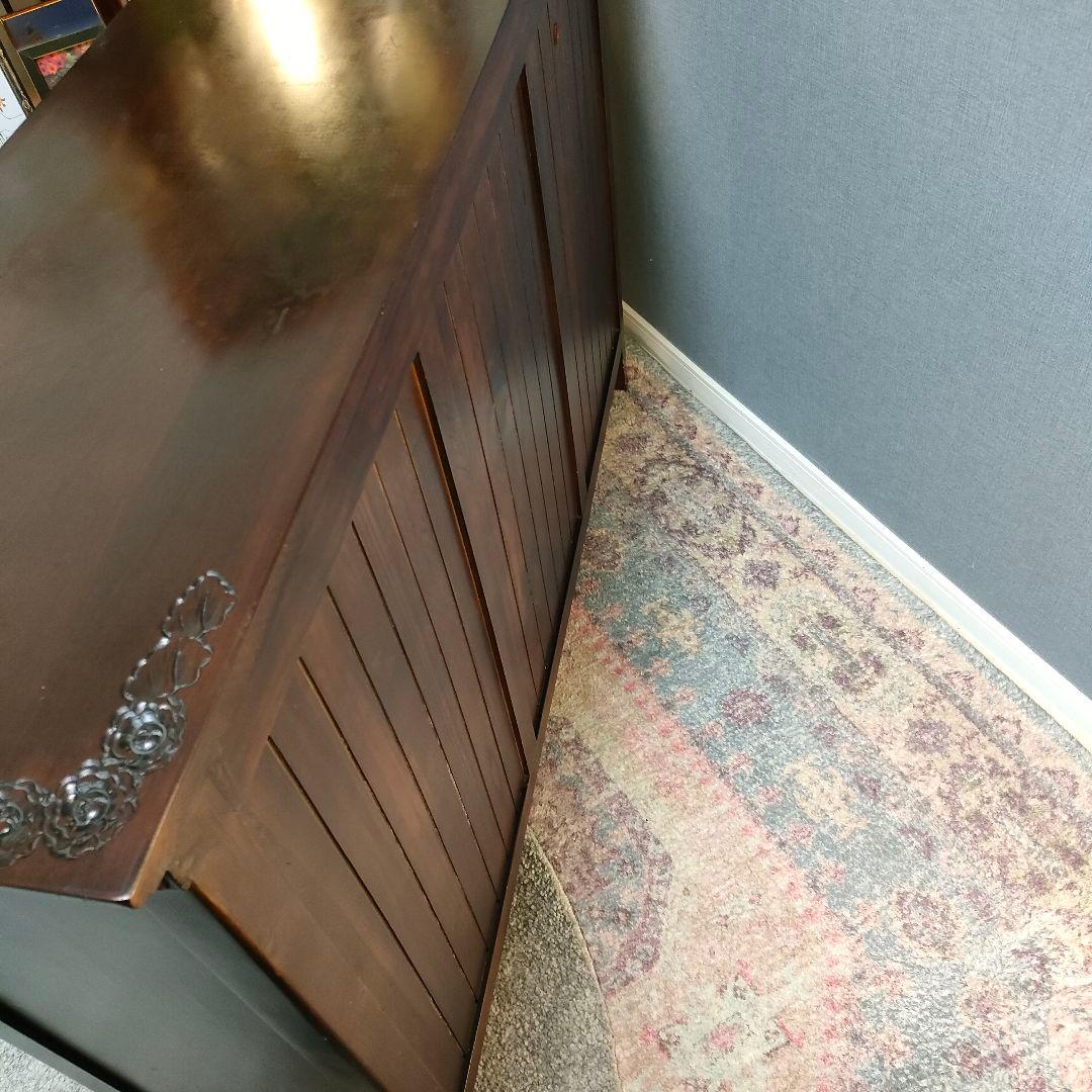 アジアン家具 木製 キャビネット 飾り棚 AVボード 彫刻 花模様 マホガニー色