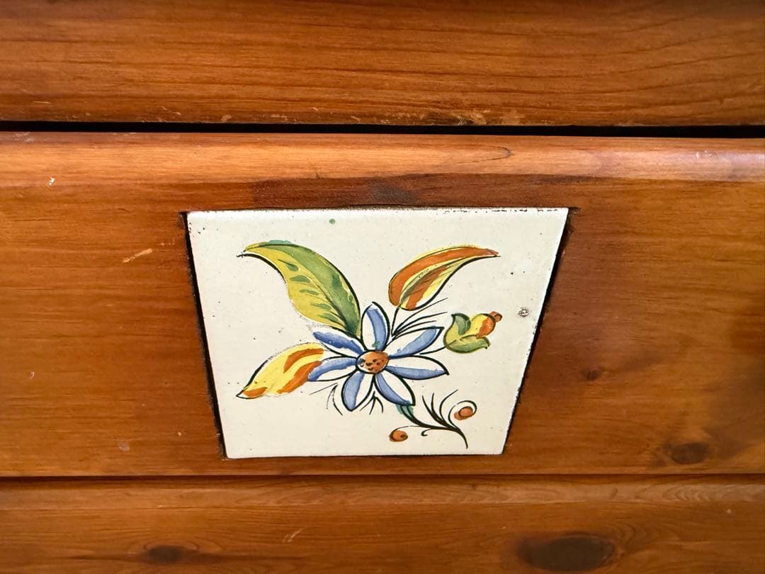 誠工舎　花柄タイル装飾　木製チェスト