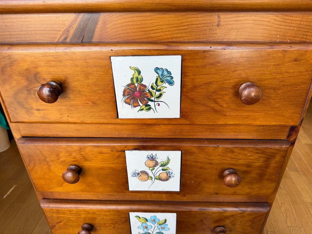 誠工舎　花柄タイル装飾　木製チェスト