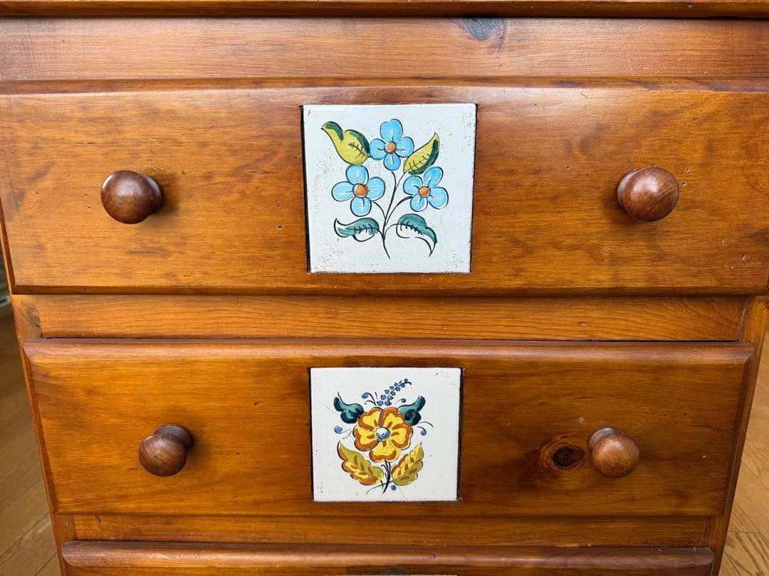 誠工舎　花柄タイル装飾　木製チェスト