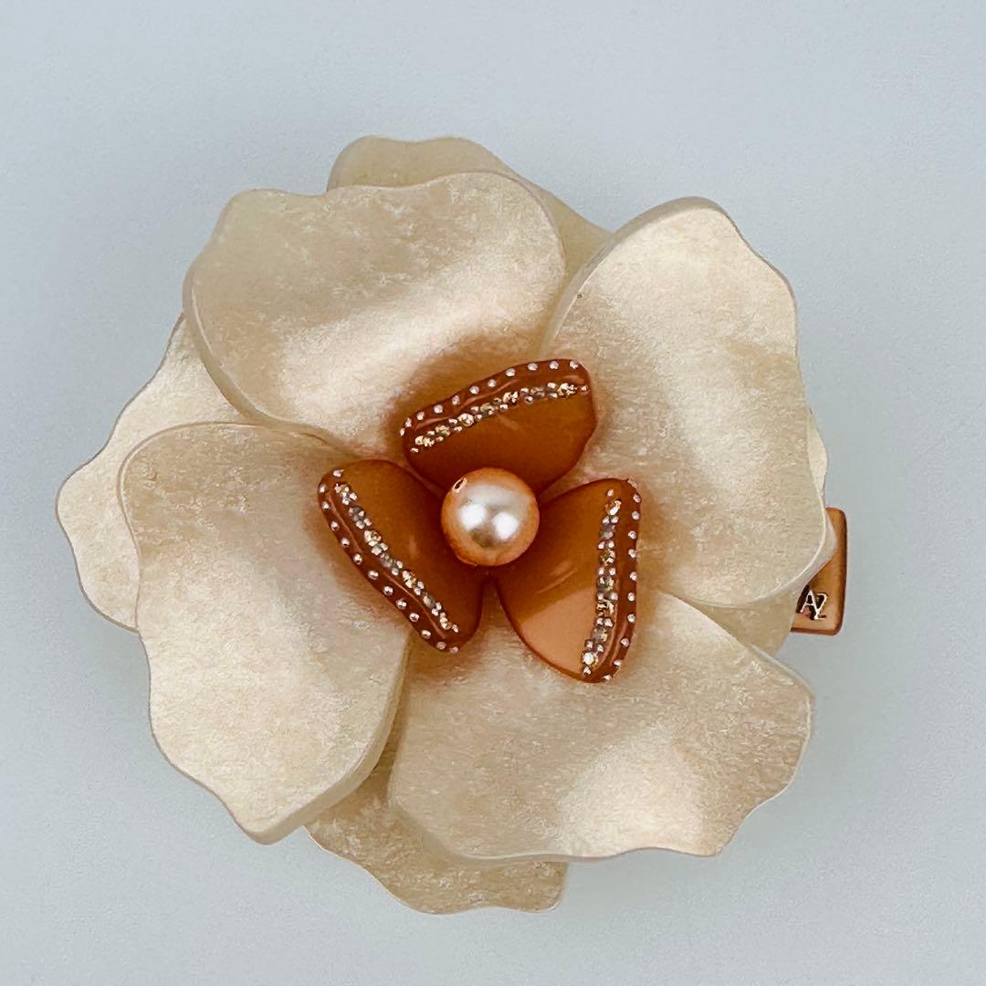 アレクサンドルドゥパリ　アイボリー 花型 ヘアピン　ヘアアクセサリー　ロゴ