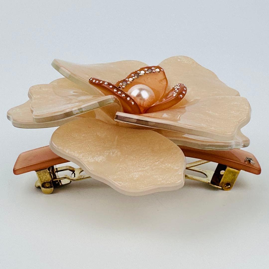 アレクサンドルドゥパリ　アイボリー 花型 ヘアピン　ヘアアクセサリー　ロゴ