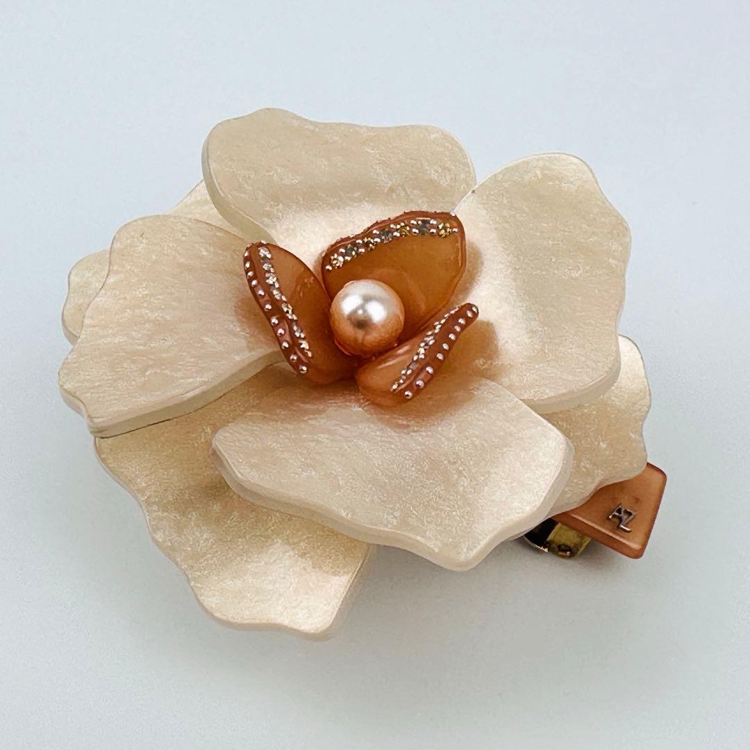 アレクサンドルドゥパリ　アイボリー 花型 ヘアピン　ヘアアクセサリー　ロゴ