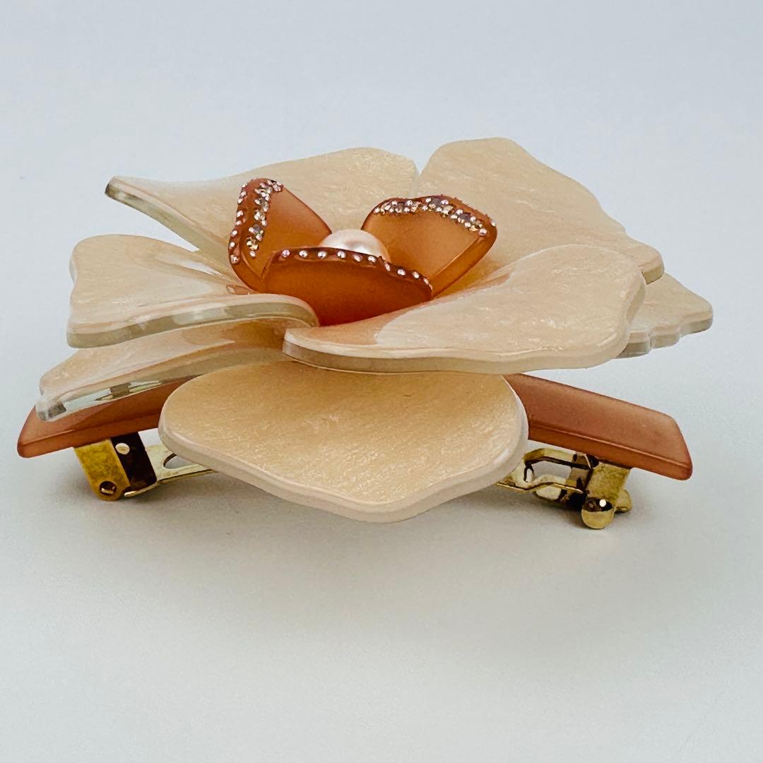 アレクサンドルドゥパリ　アイボリー 花型 ヘアピン　ヘアアクセサリー　ロゴ