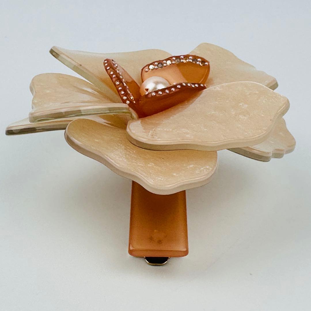 アレクサンドルドゥパリ　アイボリー 花型 ヘアピン　ヘアアクセサリー　ロゴ