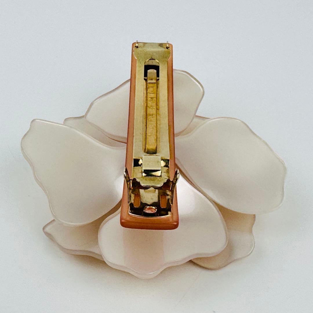 アレクサンドルドゥパリ　アイボリー 花型 ヘアピン　ヘアアクセサリー　ロゴ