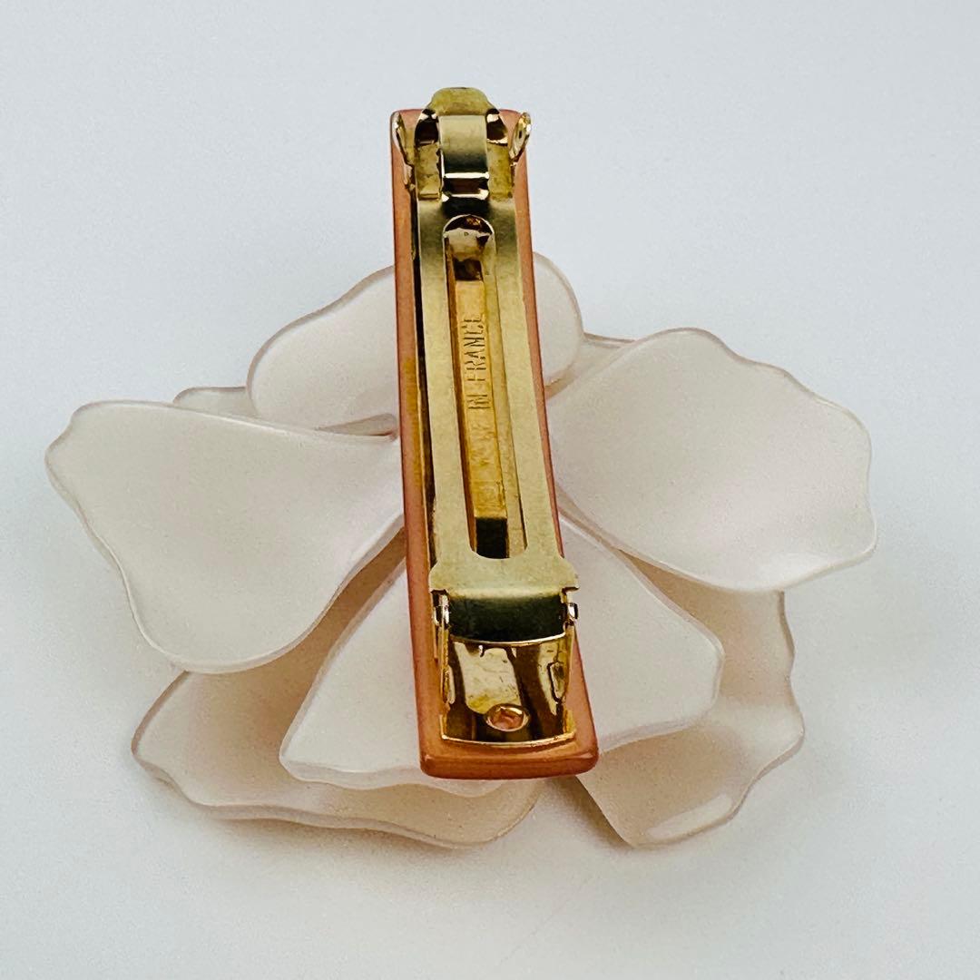 アレクサンドルドゥパリ　アイボリー 花型 ヘアピン　ヘアアクセサリー　ロゴ