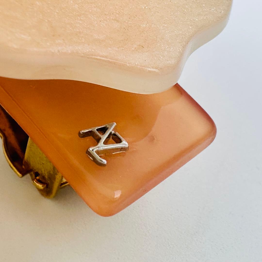 アレクサンドルドゥパリ　アイボリー 花型 ヘアピン　ヘアアクセサリー　ロゴ