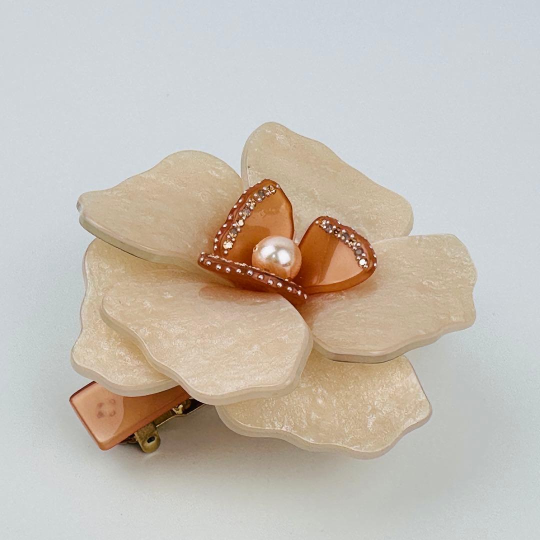 アレクサンドルドゥパリ　アイボリー 花型 ヘアピン　ヘアアクセサリー　ロゴ