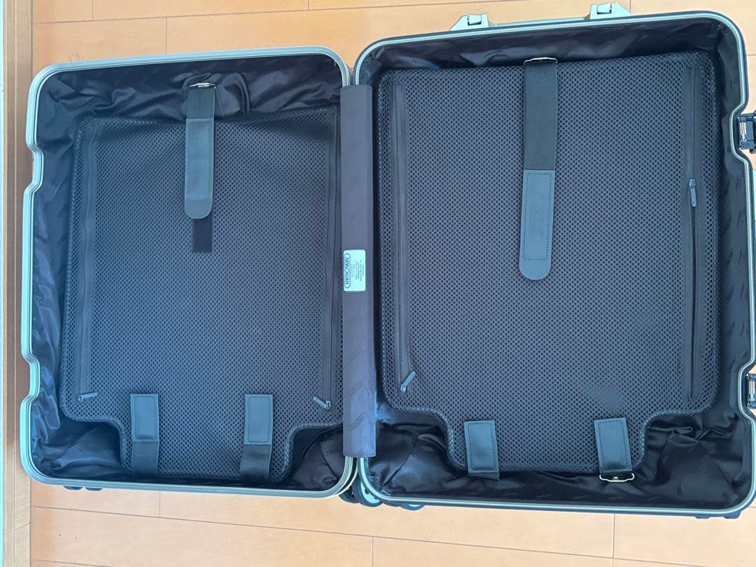RIMOWAチタニウム　アルミニウム キャリーケース 中型