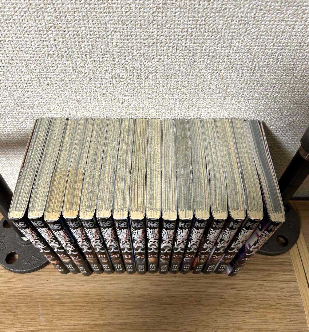 進撃の巨人1〜34巻＋キャラクター名鑑＋DVD前編後編　3Dポストカード&シール