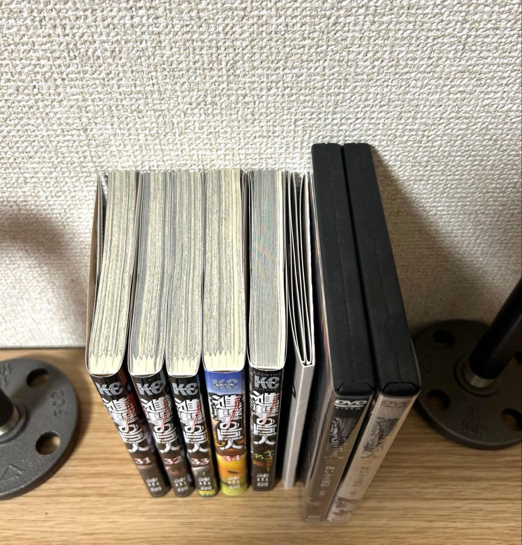 進撃の巨人1〜34巻＋キャラクター名鑑＋DVD前編後編　3Dポストカード&シール