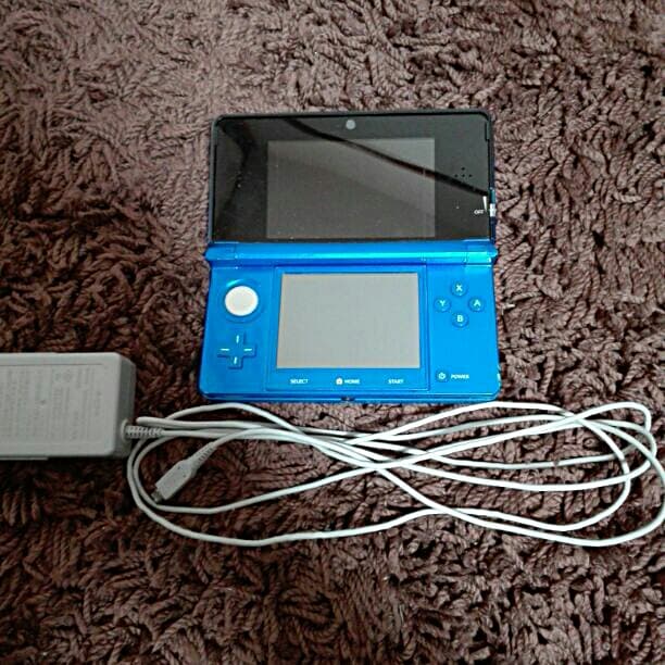 3DS(ブルー)、充電器、3DSのカセット3種