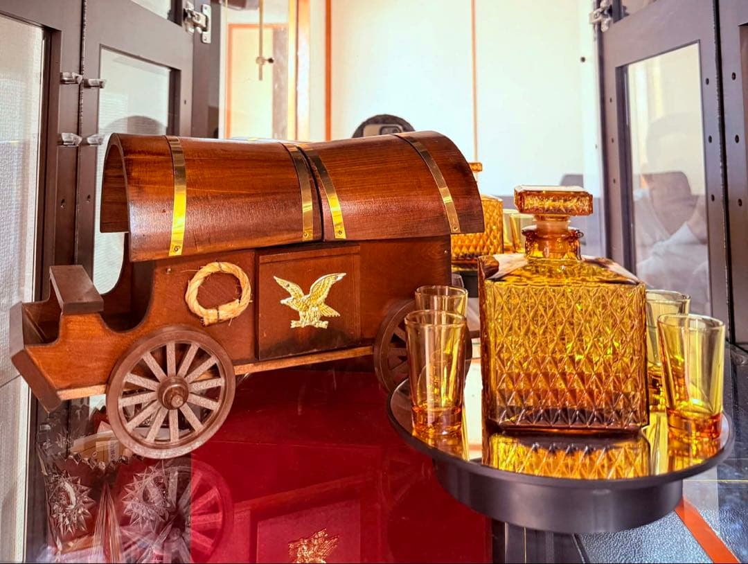 木製 車両型収納ボックスデカンター騎士の頭部デザインの装飾品 2 セット.