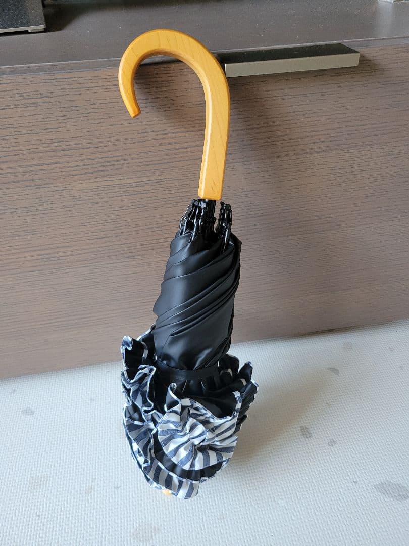 サンバリア100 折りたたみ 日傘 ネイビー/フリル/ストライプ