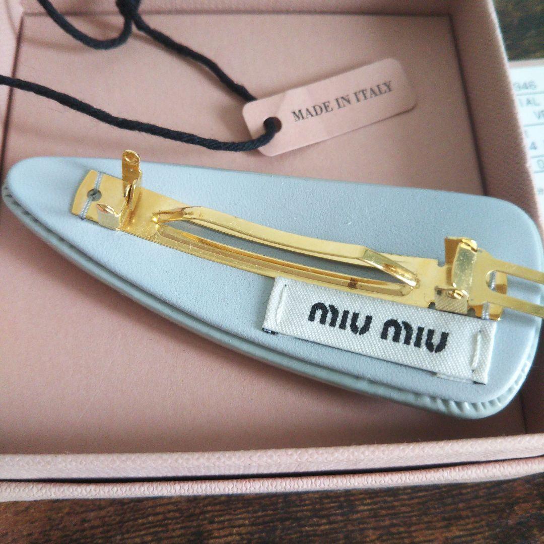 MIUMIU パールグレー パテントレザーヘアクリップ