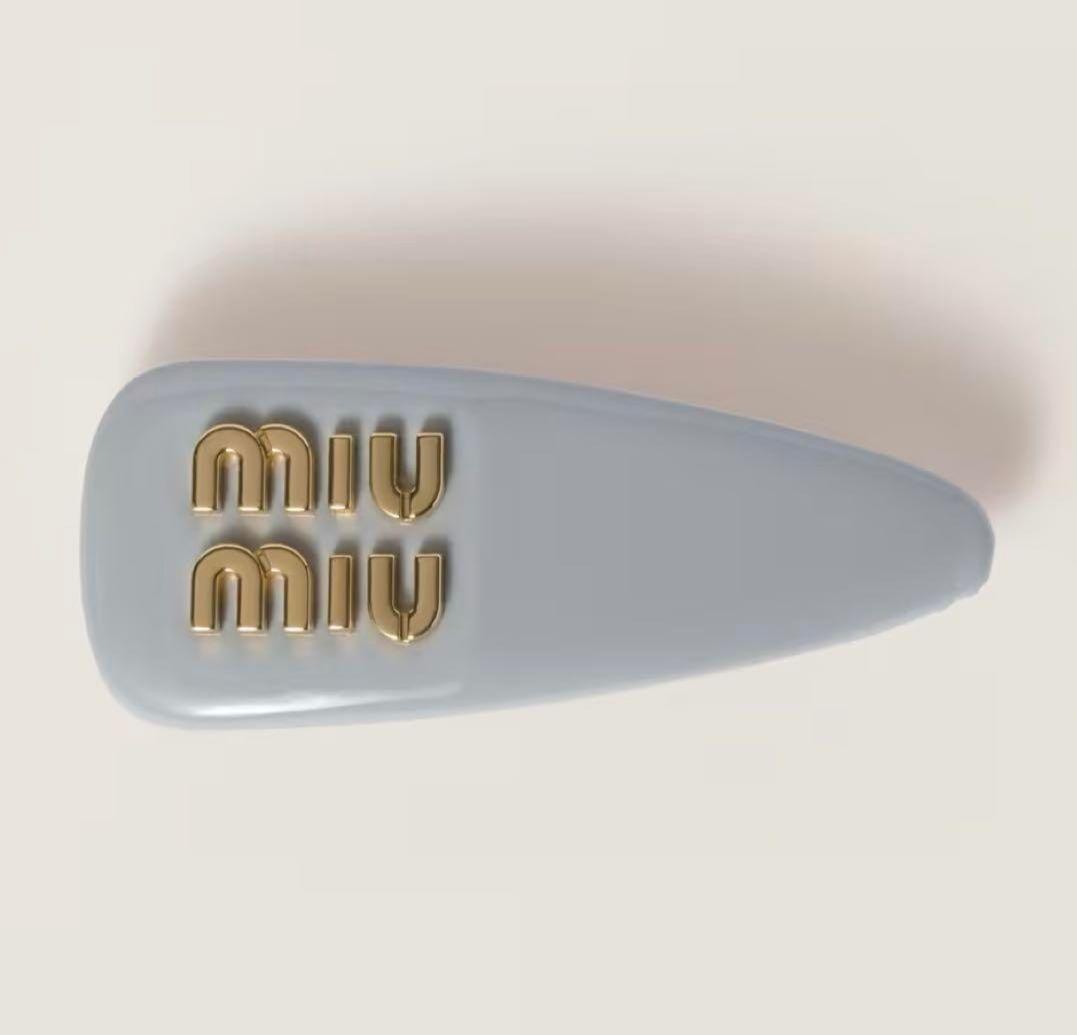 MIUMIU パールグレー パテントレザーヘアクリップ
