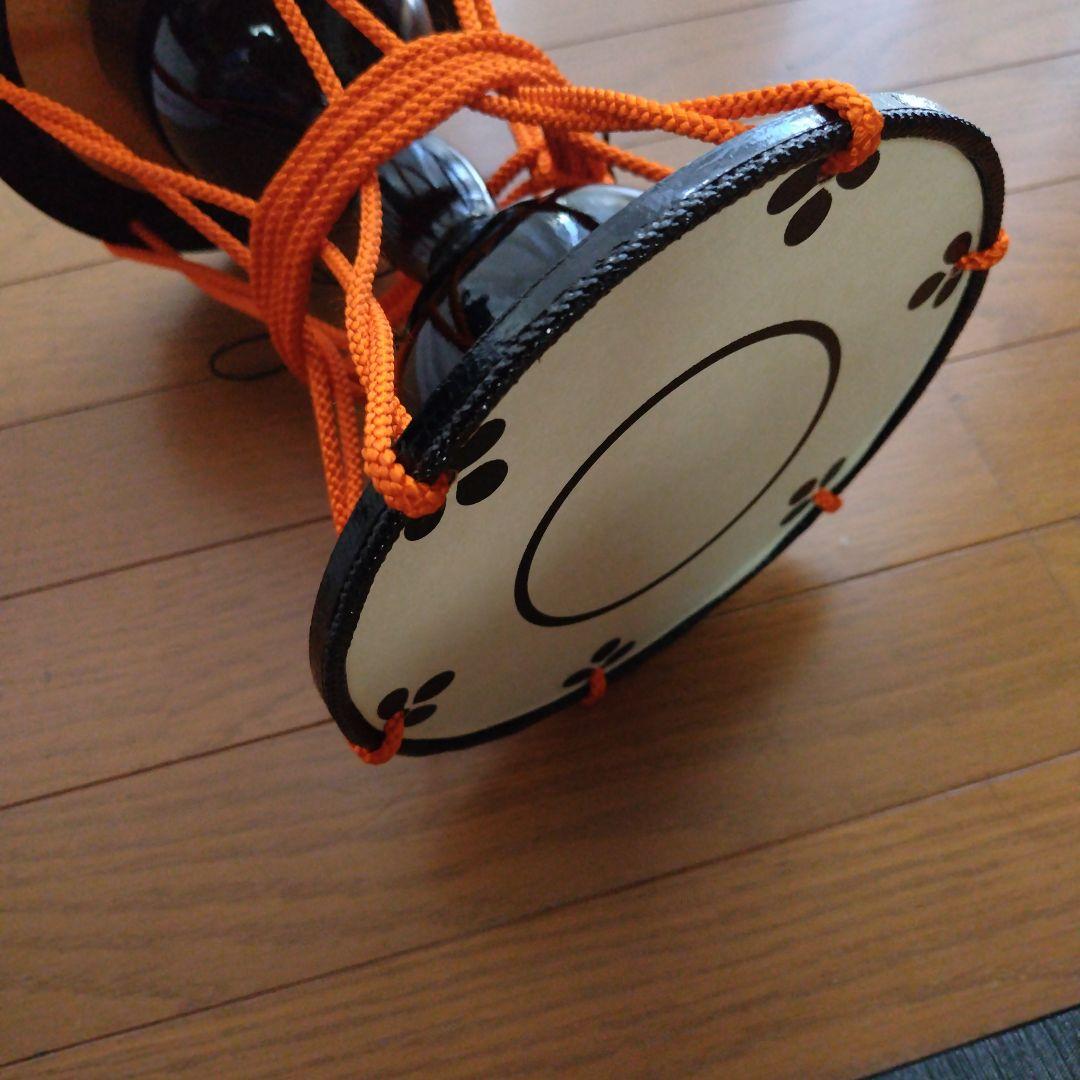 黒とオレンジの和楽器 鼓