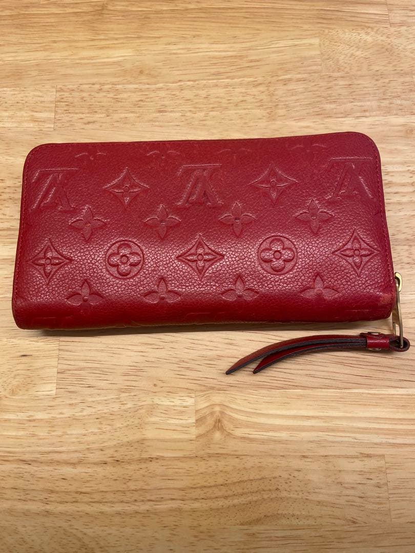 ルイヴィトン レザー製赤長財布 エンボス加工