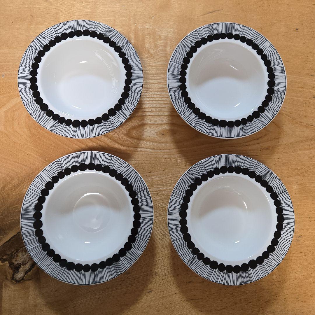 【極美品】Marimekkoシイルトラプータルハ　　プレート20cm　4枚セット