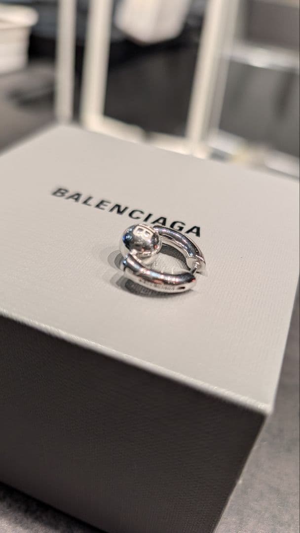 バレンシアガ　ピアスbalenciaga cut xs