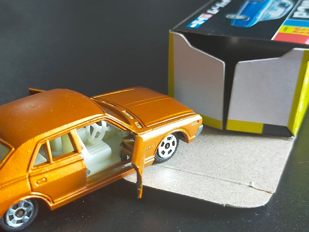 黒箱 トミカ No.33 ニッサン セドリック 4ドアハードトップ 香港製 香港