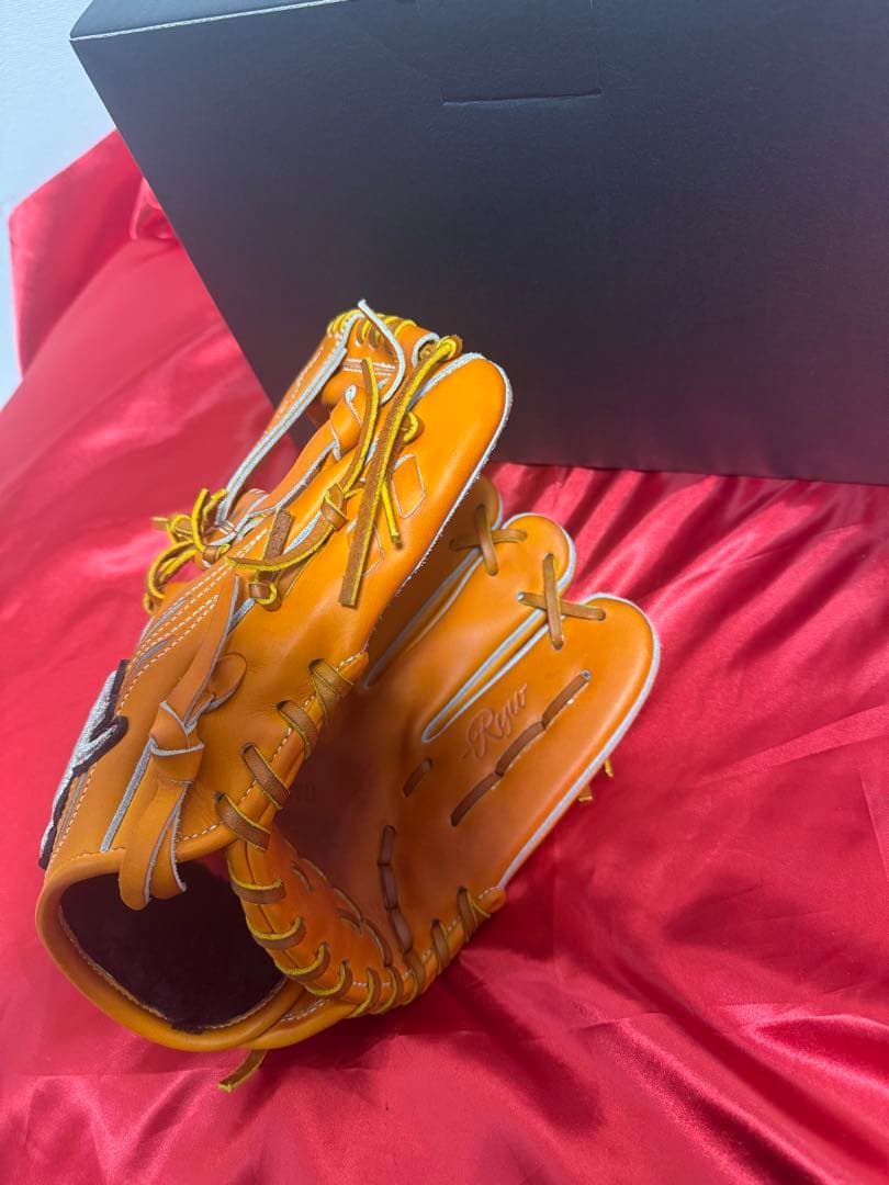 RYU硬式グラブ　内野手用　（数量限定モデル）（銀ラメ　ラベル）未使用