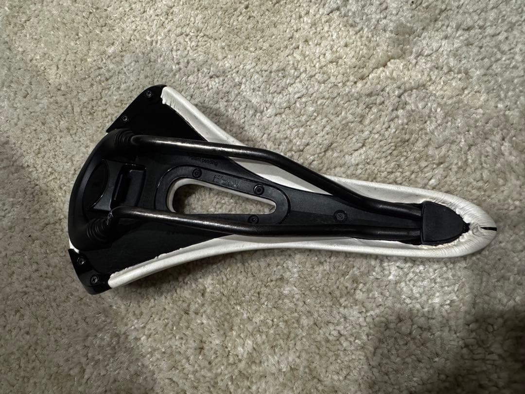 fizik Aliante R3 openサドル ホワイト　レギュラーサイズ