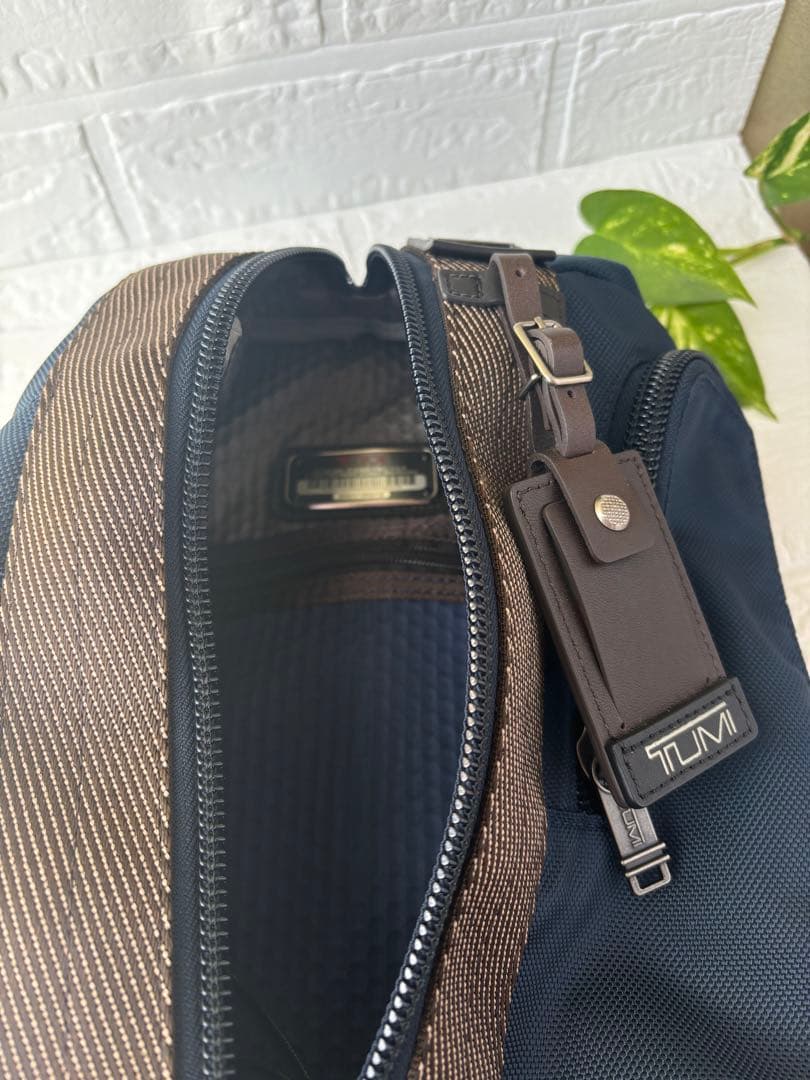 TUMIトゥミ ネイビー バッグ　メンズボディバッグ ビジネスリュック美品紺色