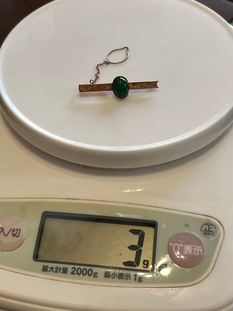 ネクタイピン　１８K刻印あり 深い緑色の翡翠　アンティーク