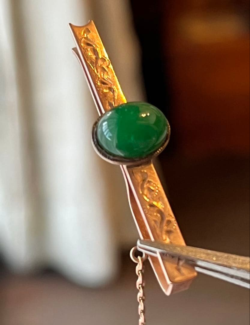 ネクタイピン　１８K刻印あり 深い緑色の翡翠　アンティーク