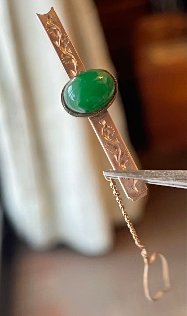 ネクタイピン　１８K刻印あり 深い緑色の翡翠　アンティーク