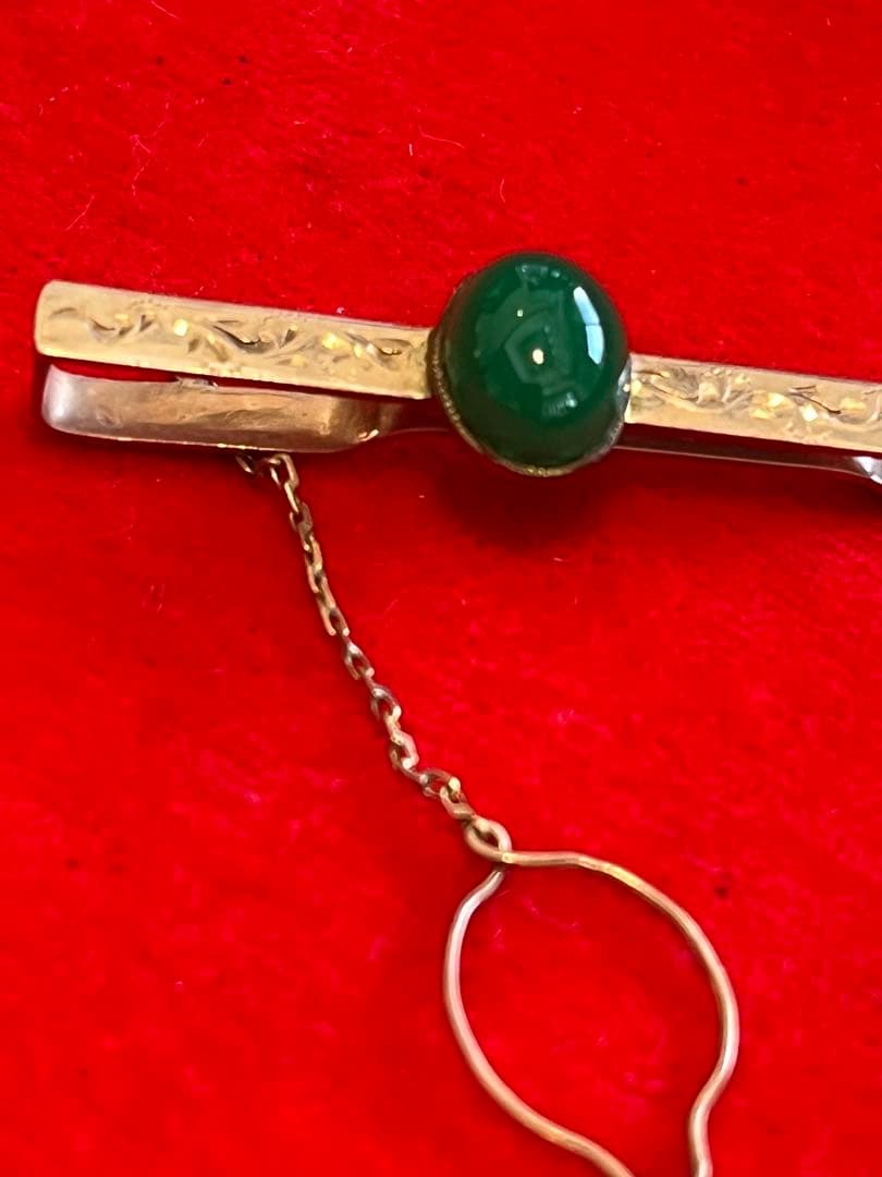 ネクタイピン　１８K刻印あり 深い緑色の翡翠　アンティーク