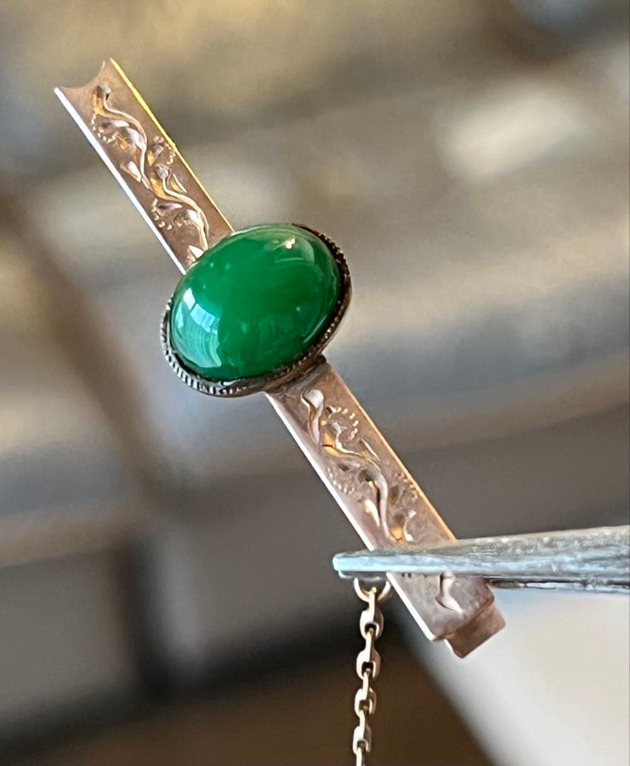 ネクタイピン　１８K刻印あり 深い緑色の翡翠　アンティーク