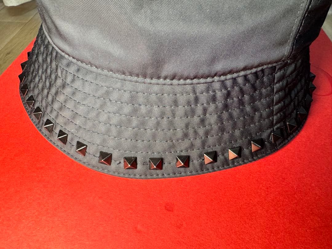 バレンチノ　ロックスタッズ スタッズアップリケ コットン バケットハット　59