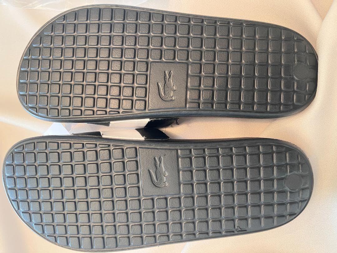 【新品未使用】人と差がつく！LACOSTE ブラック/ホワイト スライドサンダル