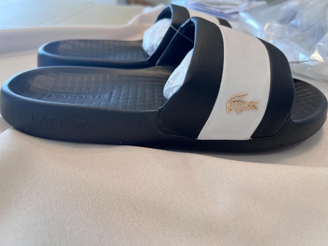 【新品未使用】人と差がつく！LACOSTE ブラック/ホワイト スライドサンダル
