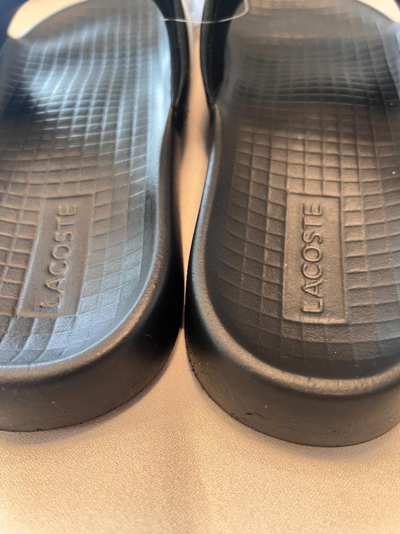【新品未使用】人と差がつく！LACOSTE ブラック/ホワイト スライドサンダル