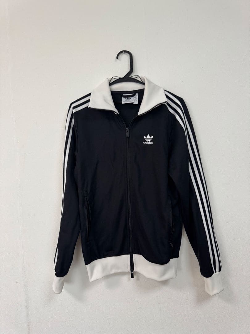 adidasトラックジャケット黒