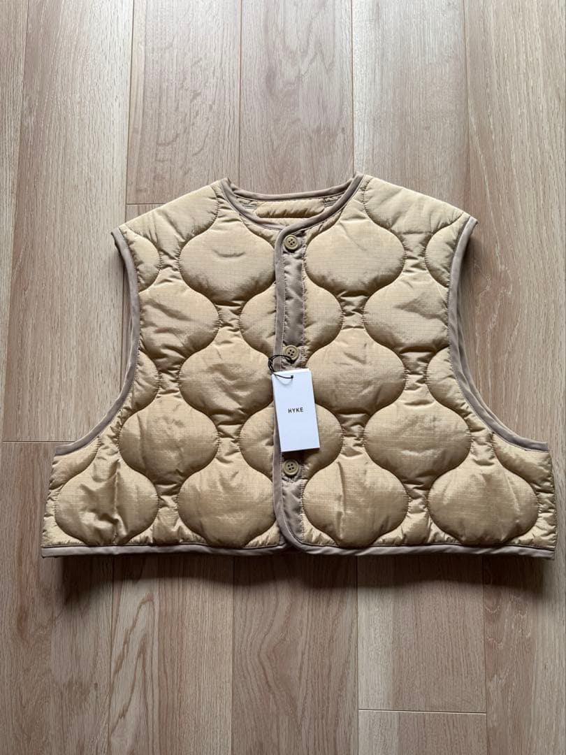 新品 HYKE ハイク23AW QUILTED CROPPED VEST ベスト