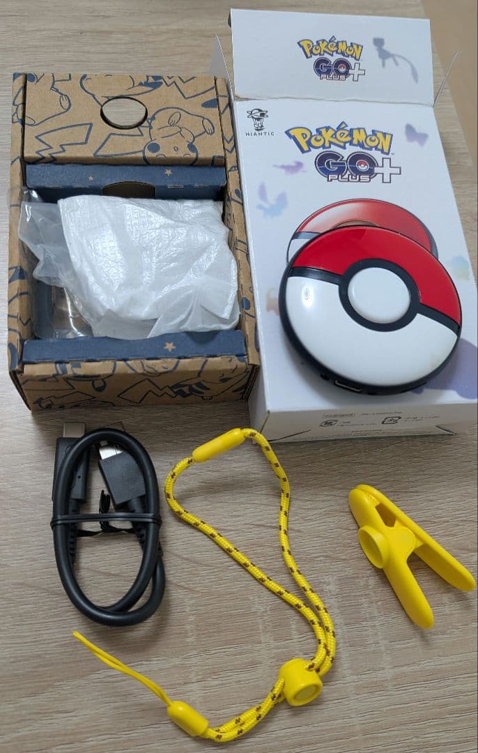 Pokémon GO Plus 本体と付属品