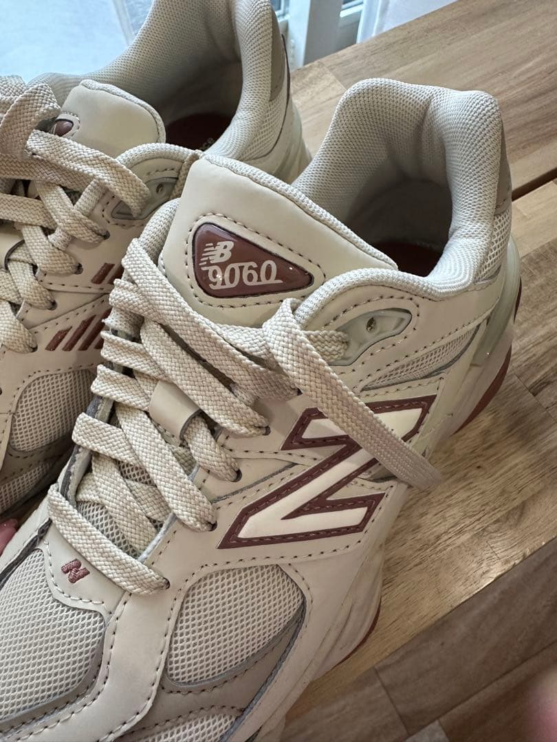 New Balance 9060 ベージュ スニーカー